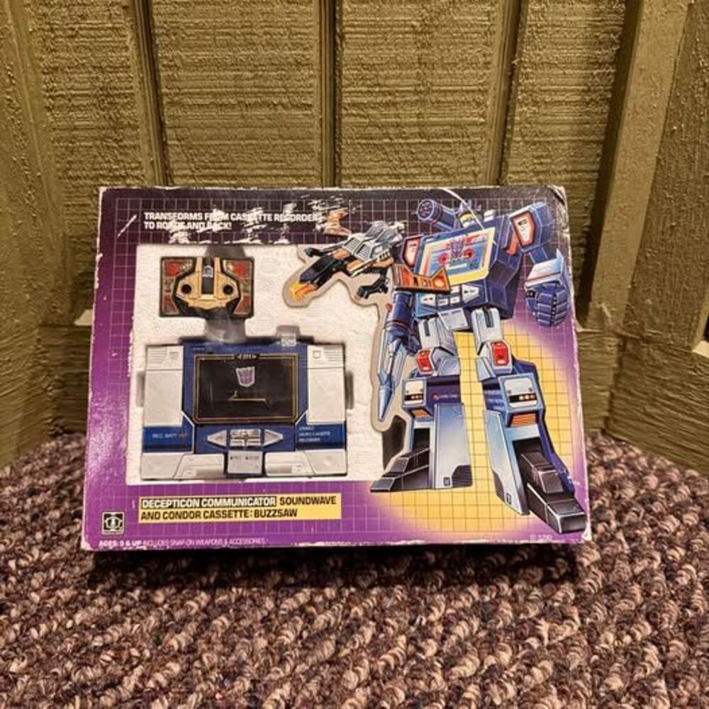 Vintage Hasbro Transformers G1 Decepticon Soundwave with Buzzsaw